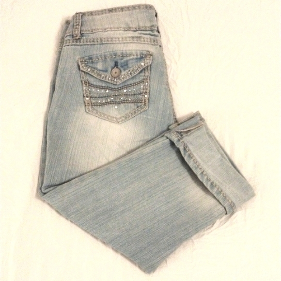 Almost Famous Crystal Pocket DISTRESS High Rise LIGHT BLUE Capris Sz 7 Sun Fade - Picture 5 of 16